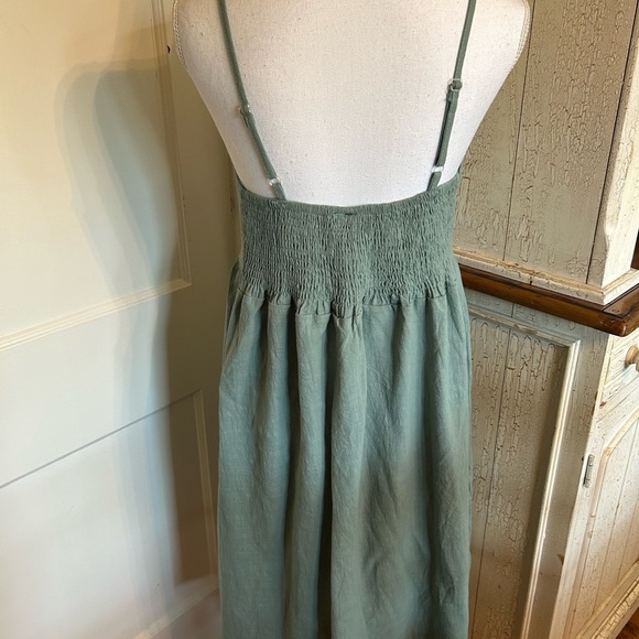 Msquared Green Midi Dress with Elegant Silhouette - Picture 6 of 11